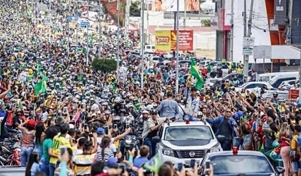 Bolsonaro é ovacionado por multidão em motociata em Pernambuco
