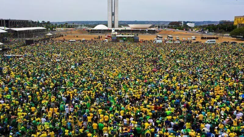 Em discurso ‘light’ para multidão, Bolsonaro exalta o Brasil