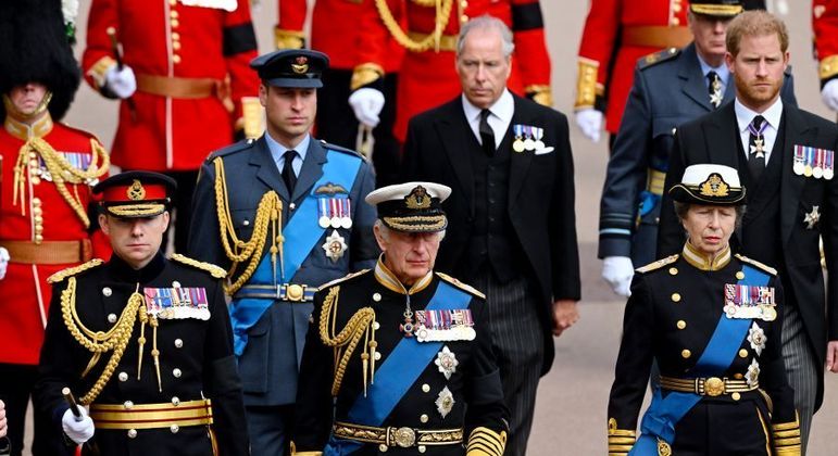 Família real se despede de Elizabeth 2ª em cerimônia privada