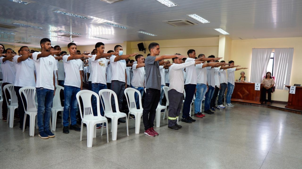 Jovens dispensados do Serviço Militar fazem Juramento à Bandeira na Junta Militar de Catu