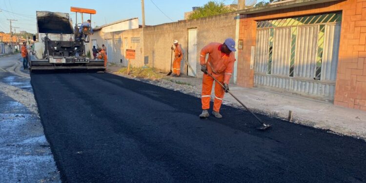 Vila Laranjais é mais uma via da Rua do Catu beneficiada com asfalto