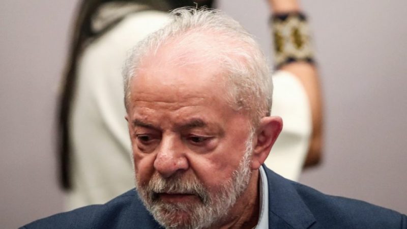 Após cirurgia na garganta, Lula deve evitar discursos