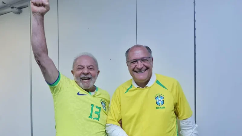 Em Brasília, Lula assiste no CCBB ao segundo jogo do Brasil na Copa; Alckmin usa meia verde e amarela