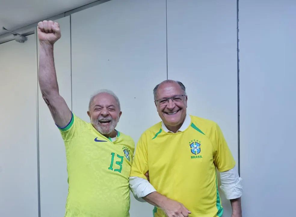 Em Brasília, Lula assiste no CCBB ao segundo jogo do Brasil na Copa; Alckmin usa meia verde e amarela