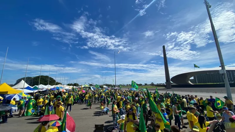 Bolsonaristas radicais fazem manifestação golpista em Brasília