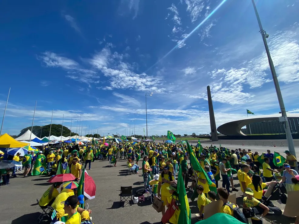 Bolsonaristas radicais fazem manifestação golpista em Brasília