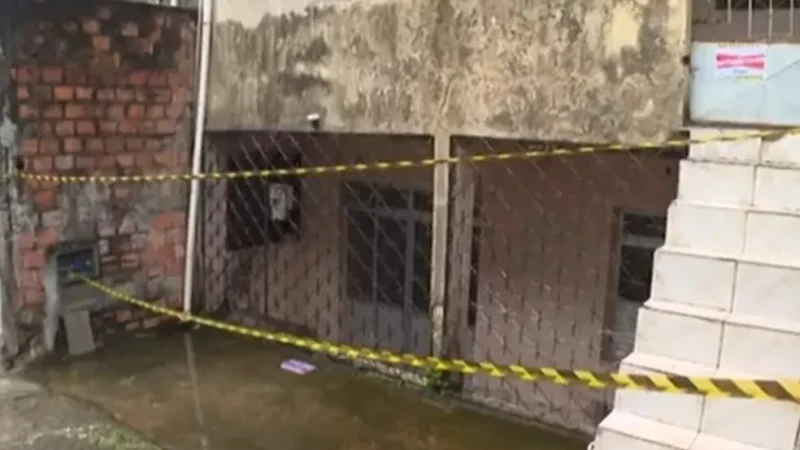 Codesal pede que 13 famílias evacuem casas após risco de desabamento de prédio no bairro do Pau Miúdo, em Salvador