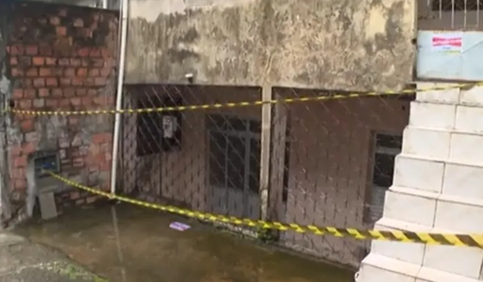 Codesal pede que 13 famílias evacuem casas após risco de desabamento de prédio no bairro do Pau Miúdo, em Salvador