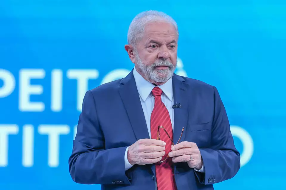 Lula concedeu metade do prazo pedido por ministro para analisar sigilos de Bolsonaro