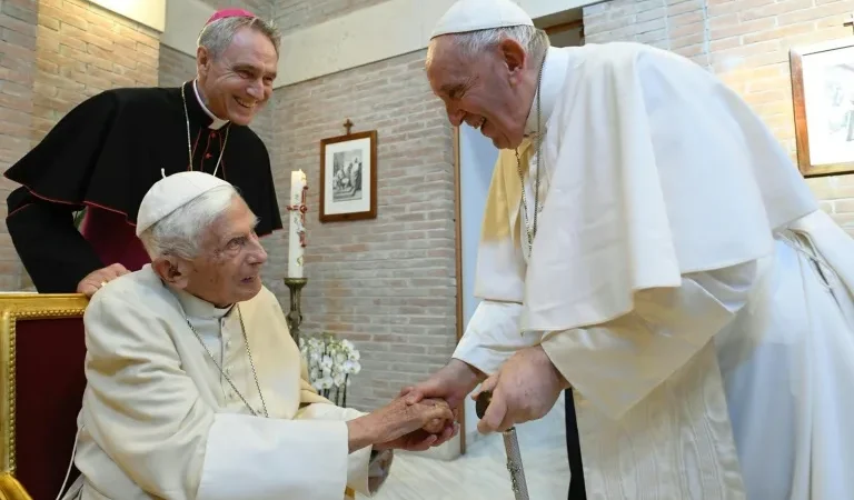 Papa Francisco afirma que ex-pontífice Bento XVI está ‘muito doente’