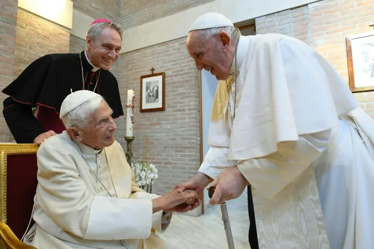 Papa Francisco afirma que ex-pontífice Bento XVI está ‘muito doente’