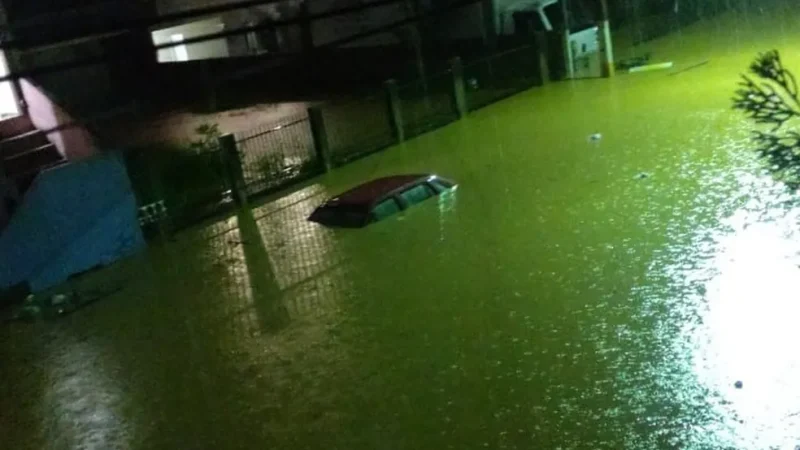 Chuva causa mortes, deixa carros submersos e bloqueia rodovias de SC; FOTOS