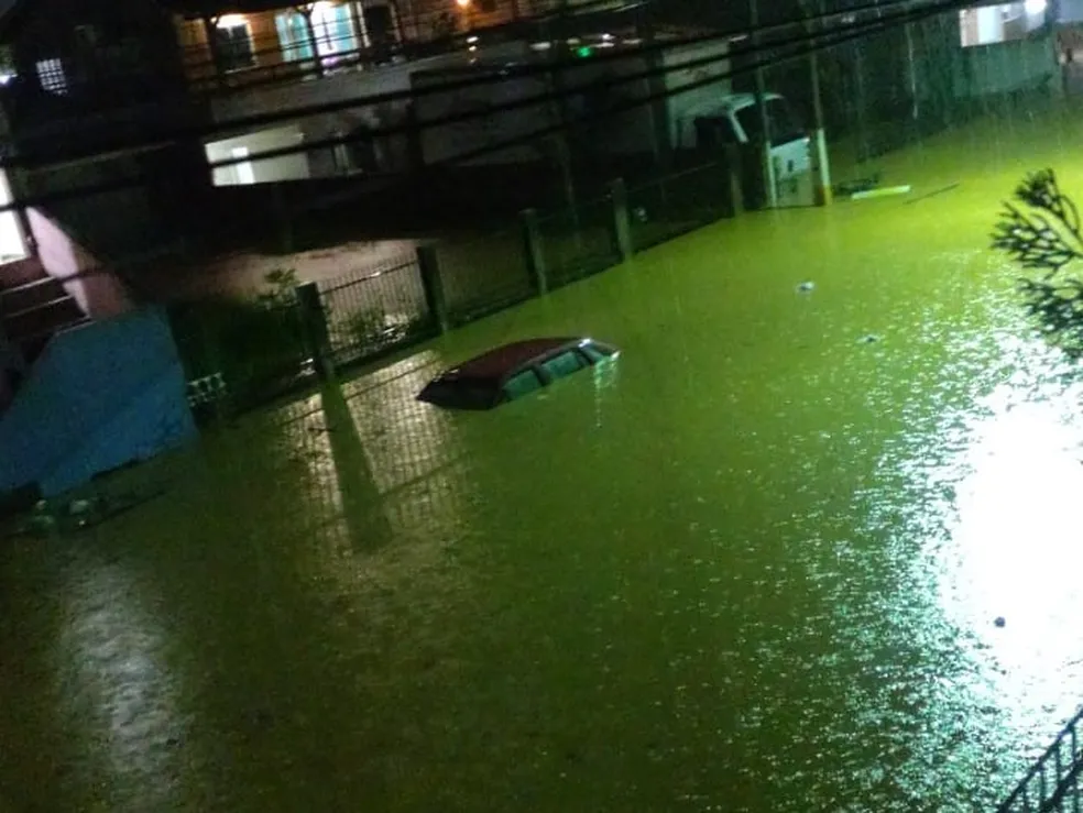 Chuva causa mortes, deixa carros submersos e bloqueia rodovias de SC; FOTOS