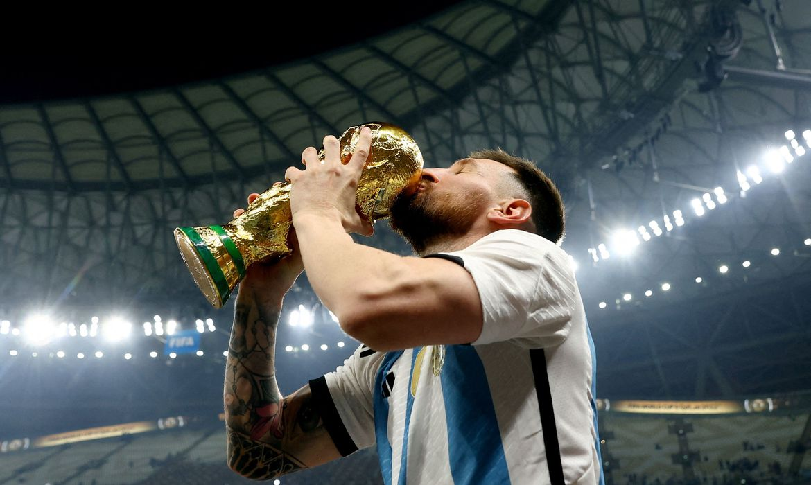 Argentina conquista o tricampeonato mundial e consagra Lionel Messi.