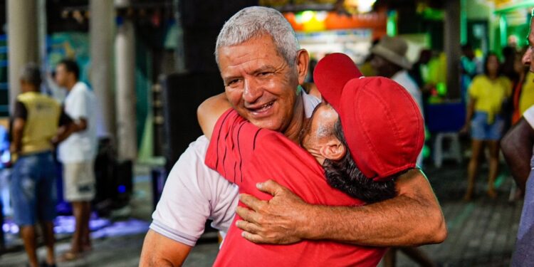 Popularidade em alta – Populares abraçam e dançam com o prefeito Pequeno Sales