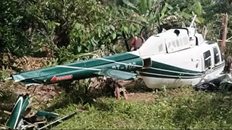 Helicóptero cai em zona rural de Itacaré com duas pessoas a bordo.