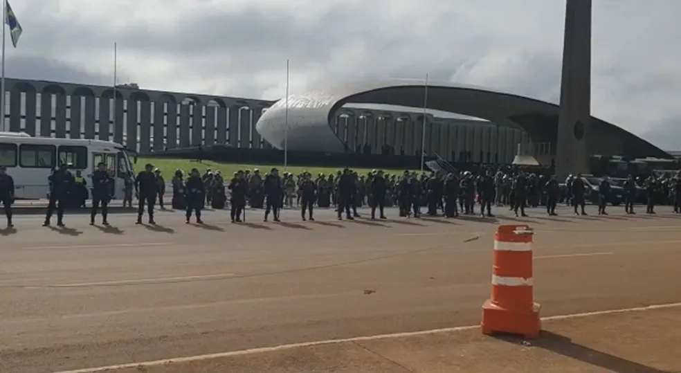 PM e Exército fazem operação para desmontar acampamento bolsonarista no QG do Exército, em Brasília.