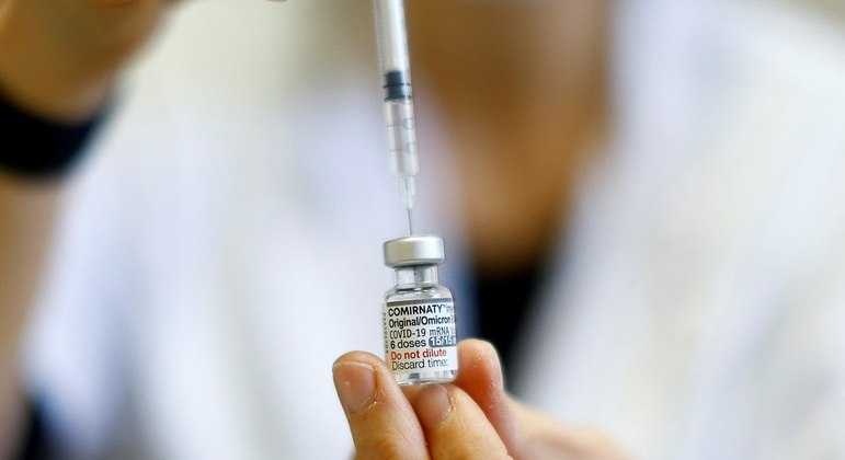 Vacinas bivalentes reduzem em 81% o número de internações de idosos acima de 65 anos.