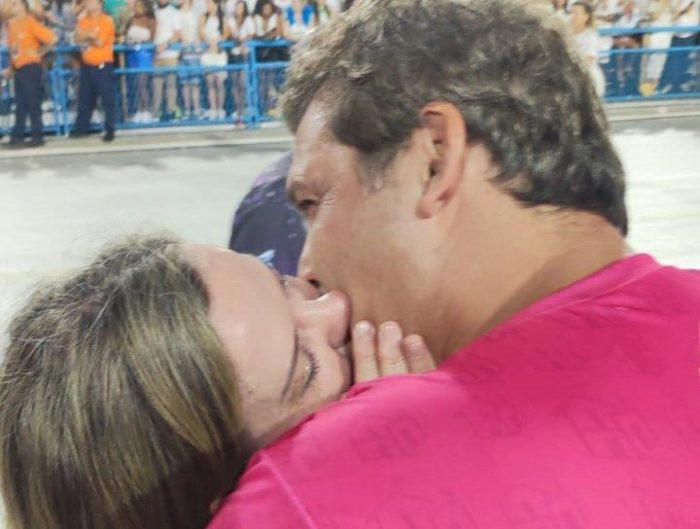 Vídeo: Beijo de Gleisi Hoffmann e Lindbergh Farias festeja unidade do PT em carnaval do Rio