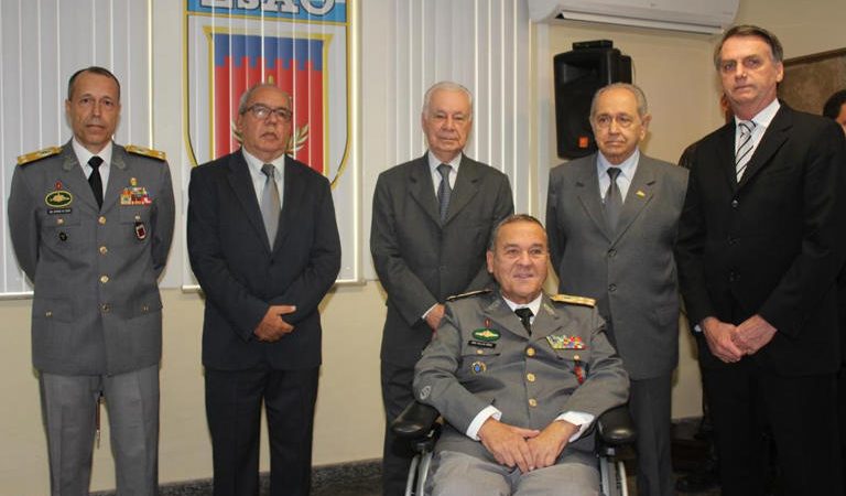 O presentinho do general Villas Bôas para Bolsonaro: o diploma do Exército