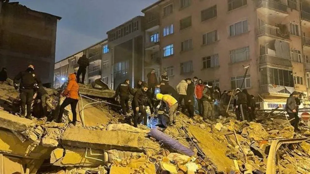Terremoto deixa mais de 1.200 mortos e milhares de feridos na Turquia e na Síria