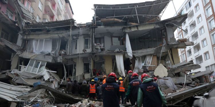 Número de mortos na Turquia e na Síria após terremoto chega a 3,7 mil