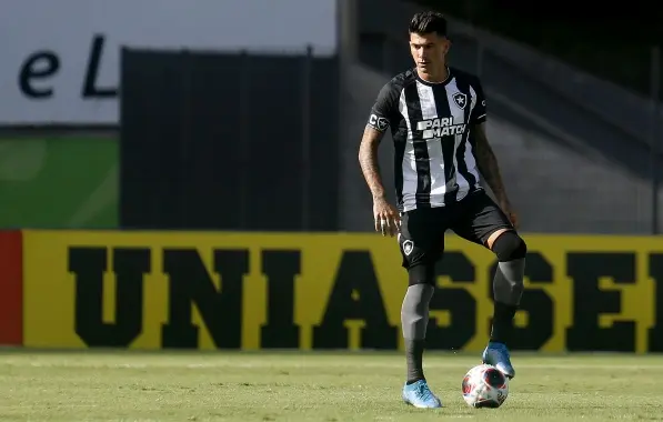 Bahia faz proposta por Victor Cuesta; Botafogo pode igualar para manter zagueiro