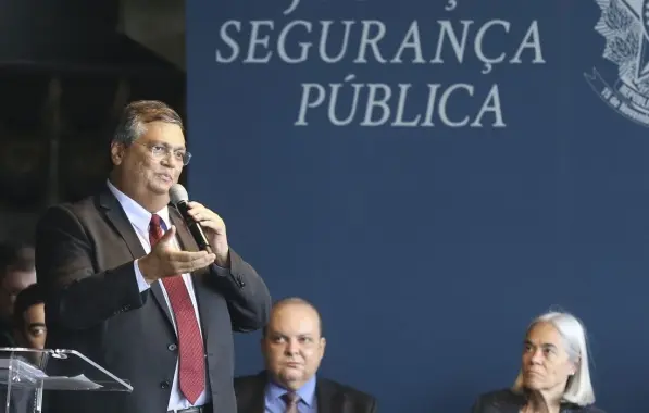 Ministro da Justiça entra com notícia-crime contra filhos de Bolsonaro e mais 5 parlamentares