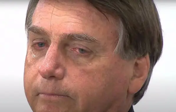 Bolsonaro chora e fala em momento difícil para brasileiros