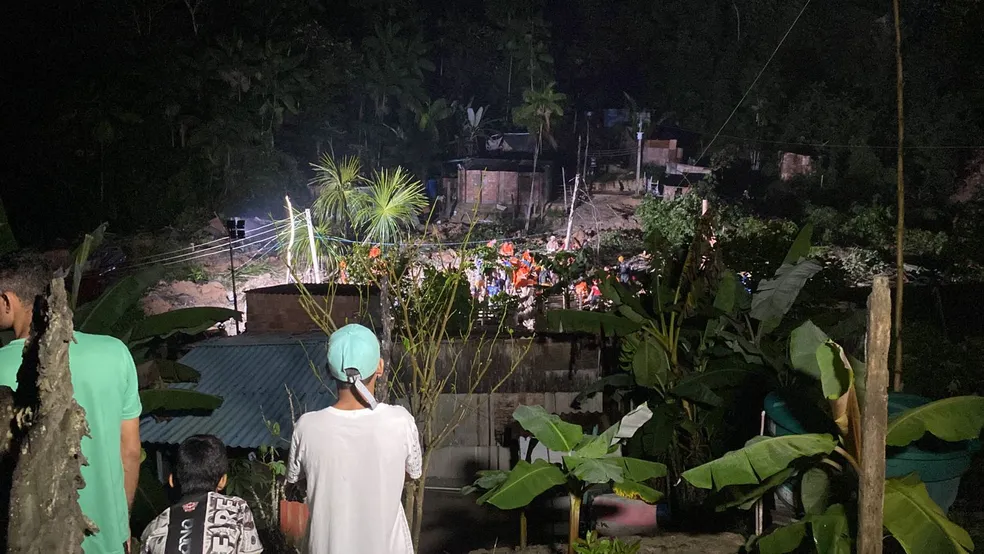 Bombeiros encerram buscas após deslizamento em Manaus; 4 crianças e 4 adultos morreram
