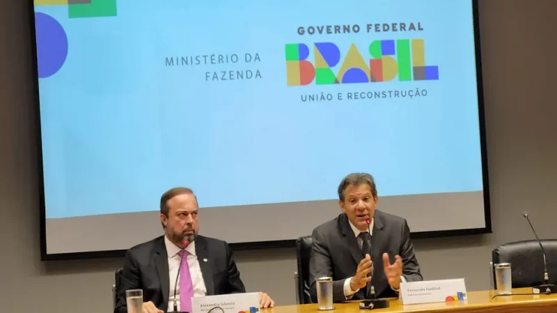 Gasolina será reonerada em R$ 0,47, e etanol, em R$ 0,02, diz Haddad