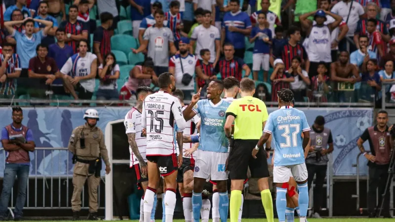 Bahia x Flamengo: árbitro explica expulsões e relata arremessos de bola de papel e sorvete no campo