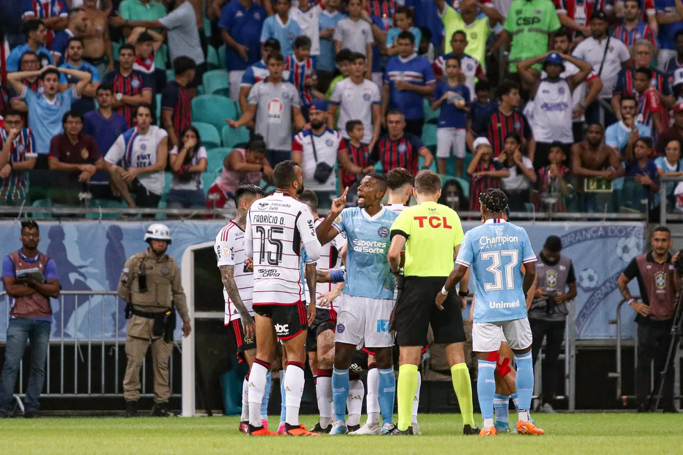 Bahia x Flamengo: árbitro explica expulsões e relata arremessos de bola de papel e sorvete no campo