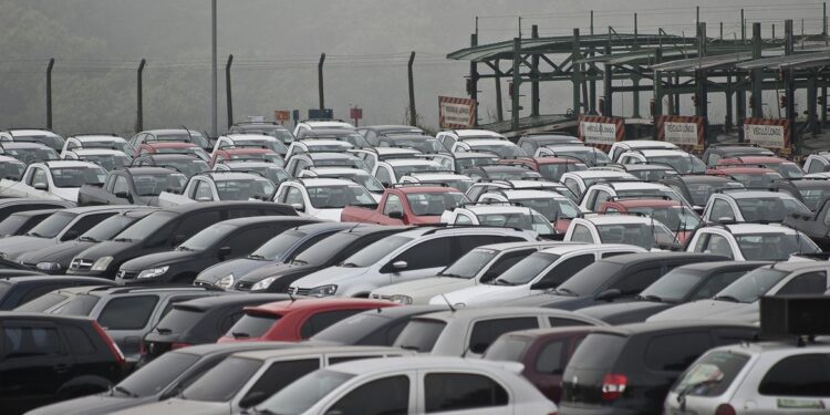 Governo anuncia medidas para estimular compra de carros populares￼