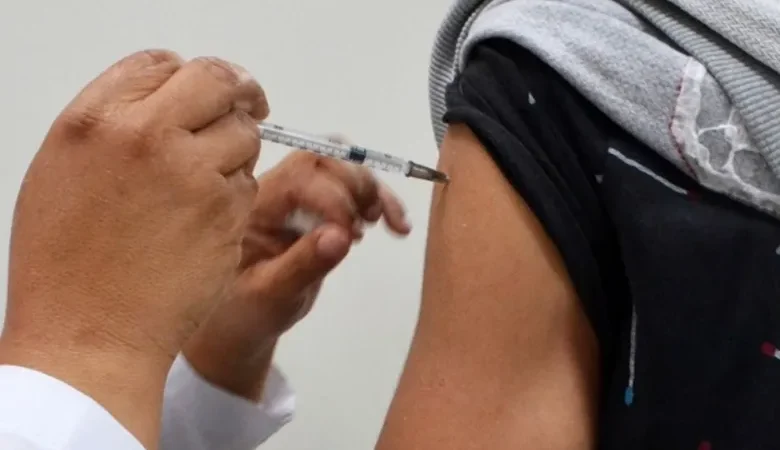 Vacinação contra Covid-19 e gripe em Salvador será retomada na segunda (29)