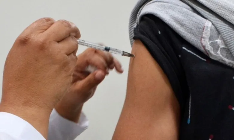 Vacinação contra Covid-19 e gripe em Salvador será retomada na segunda (29)