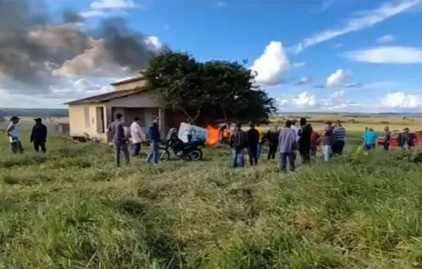 Grupo de fazendeiros ateia fogo e expulsa membros do MST de fazenda no interior baiano