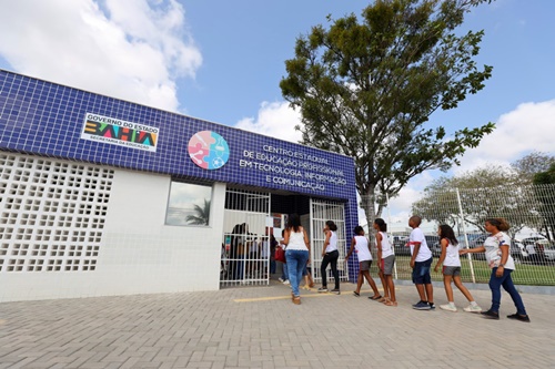 Governo do Estado entrega 667 Chromekooks para 35 escolas de Lauro de Freitas e promove Caravana Digital