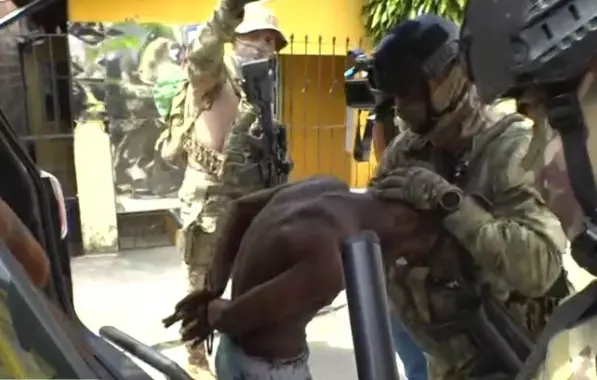 Reféns em duas casas no Alto das Pombas são libertados e resgatados pela PM; suspeitos foram presos