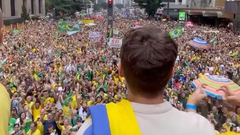 ‘O Brasil não tem medo de você’, diz deputado sobre Moraes, diante de multidão