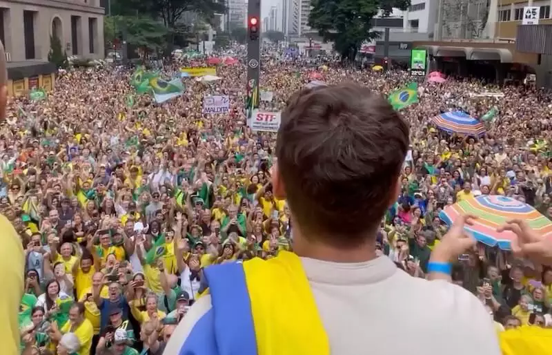 ‘O Brasil não tem medo de você’, diz deputado sobre Moraes, diante de multidão