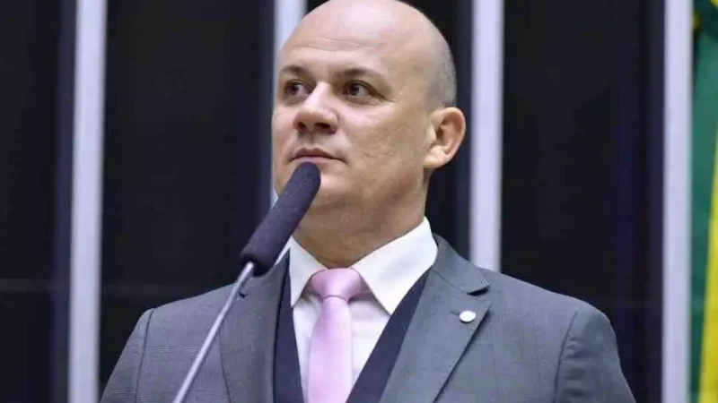 Deputado cobra do governo Lula gastança com viagens